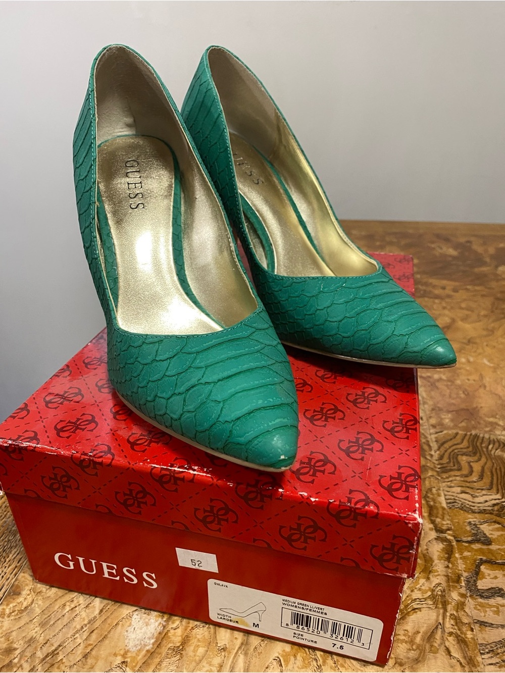 GUESS Teal Textured Pointed-Toe Pumps